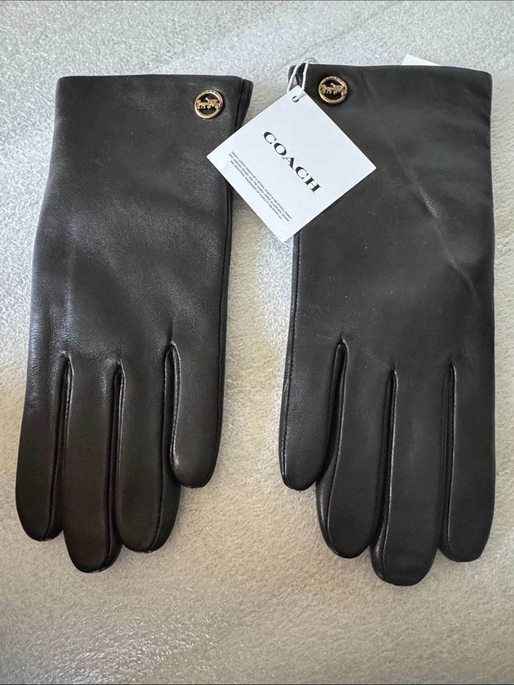 NWT Coach Ladies Smooth Tech  Leather Gloves in Black with Signature Button